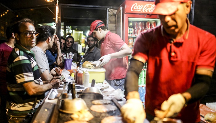 غذا خوردن در حالت نشسته بیشتر مزه می دهد غذا خوردن در حالت نشسته بیشتر مزه می دهد