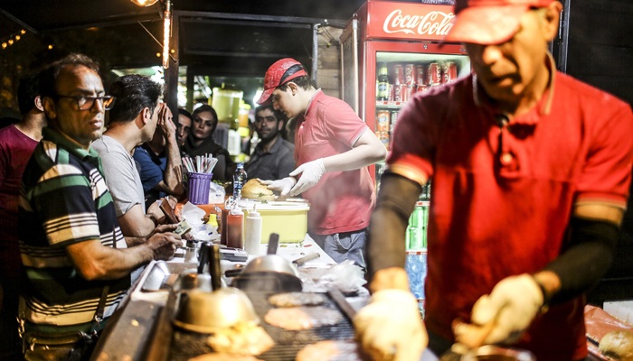 غذا خوردن در حالت نشسته بیشتر مزه می دهد