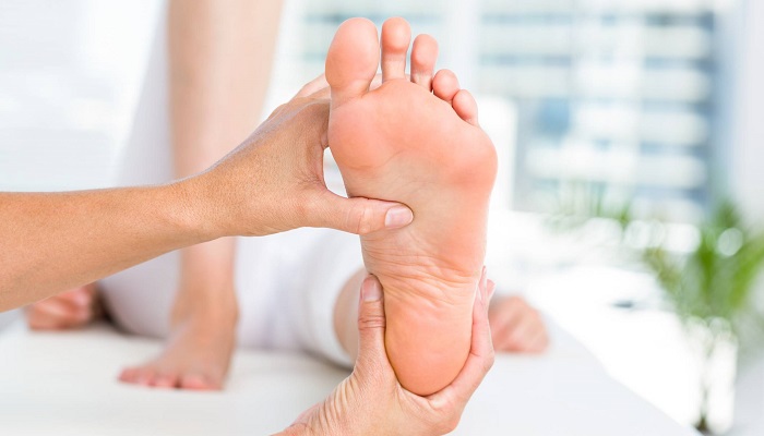 صافی کف پا چیست و چگونه درمان می شود؟ به همراه ورزش های مناسب کف پای صاف