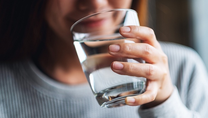 آیا نوشیدن آب، قند خون را کاهش می‌دهد؟