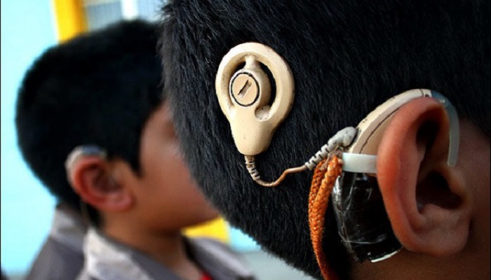 چه عواملی باعث ناشنوا شدن کودک می شود؟