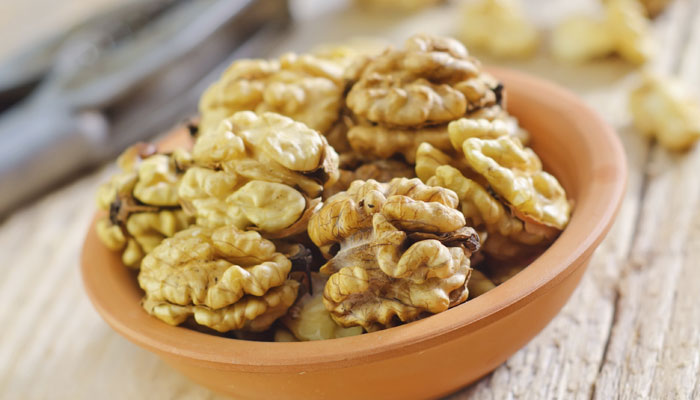 مصرف گردو کلسترول خون را کاهش می دهد مصرف گردو کلسترول خون را کاهش می دهد