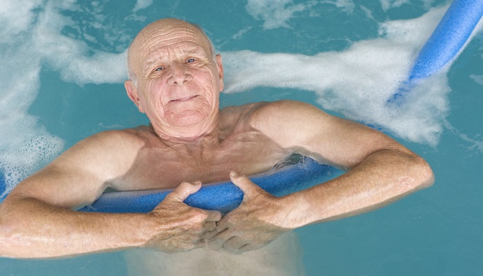 نقش موثر ورزش در آب در کاهش عوارض بیماری‌های مفصلی 