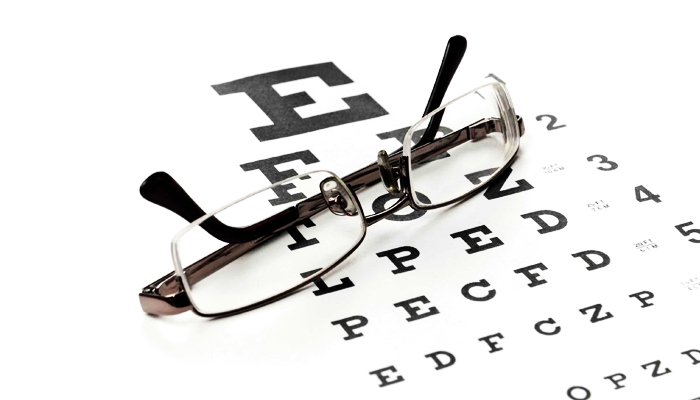 چه زمانی باید به چشم پزشک مراجعه کنیم؟ آشنایی با مراحل معاینه کامل چشم