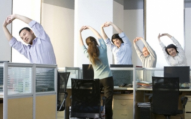 انجام چند حرکت ورزشی ساده در محل کار
