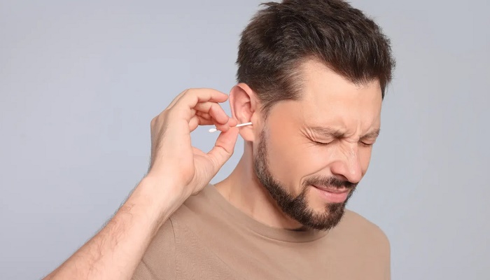 چگونه آب داخل گوش را خارج کنیم