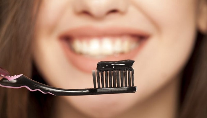 سفید کردن دندان ها با خمیردندان زغالی، چقدر واقعیت دارد؟