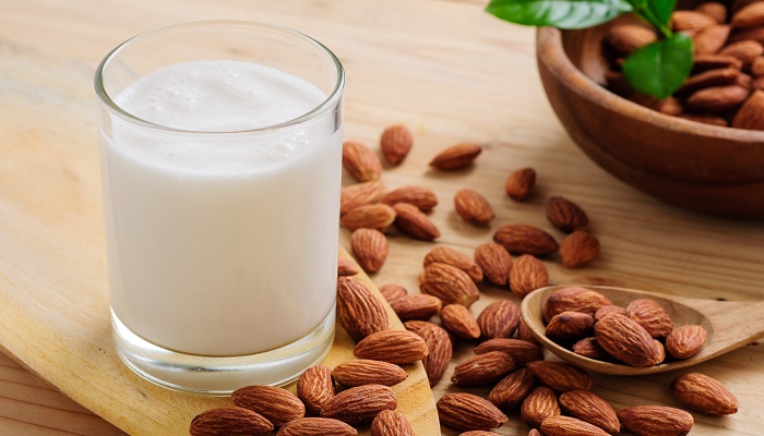 آیا شیر بادام جایگزین مناسبی برای شیر گاو است؟