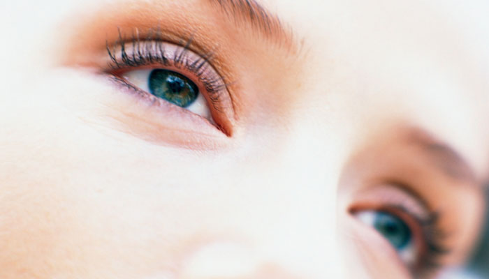 دلیل جرقه های نورانی مقابل چشم چیست؟
