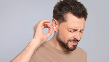 چگونه آب داخل گوش را خارج کنیم