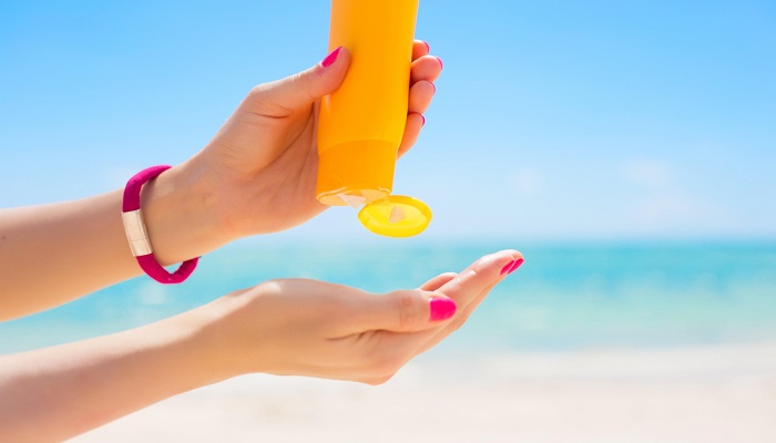 کدام کرم ضد آفتاب ایمن تر است؟ شیمیایی یا فیزیکی؟