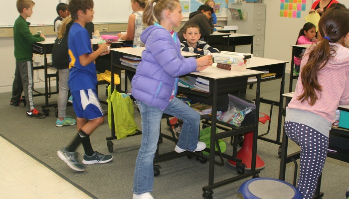 میزهای ایستاده دانش آموزی، به کاهش وزن کودکان کمک می کند