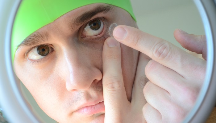 آیا شنا کردن با لنز تماسی به چشم آسیب می زند؟